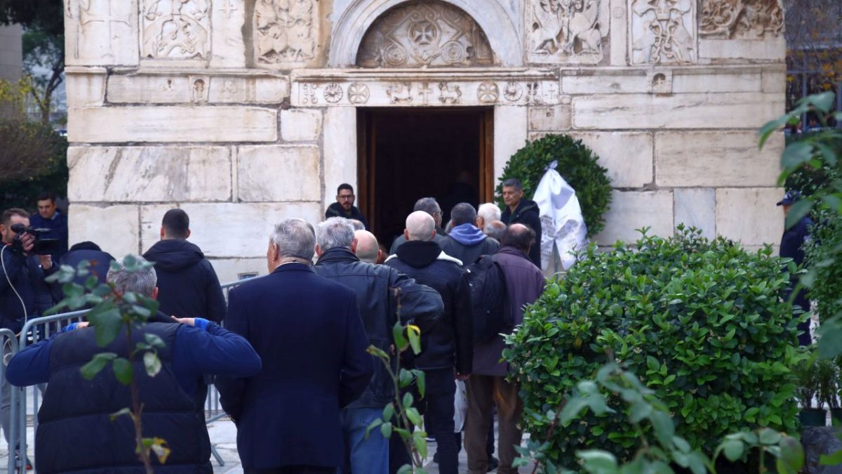 [375287] ΣΕ ΛΑΪΚΟ ΠΡΟΣΚΥΝΗΜΑ Η ΣΟΡΟΣ ΤΟΥ ΜΙΜΗ ΔΟΜΑΖΟΥ ΣΤΟ ΠΑΡΕΚΚΛΗΣΙ ΤΗΣ ΜΗΤΡΟΠΟΛΗΣ ΑΘΗΝΩΝ. (ΜΑΡΚΟΣ ΧΟΥΖΟΥΡΗΣ / eurokinissi)